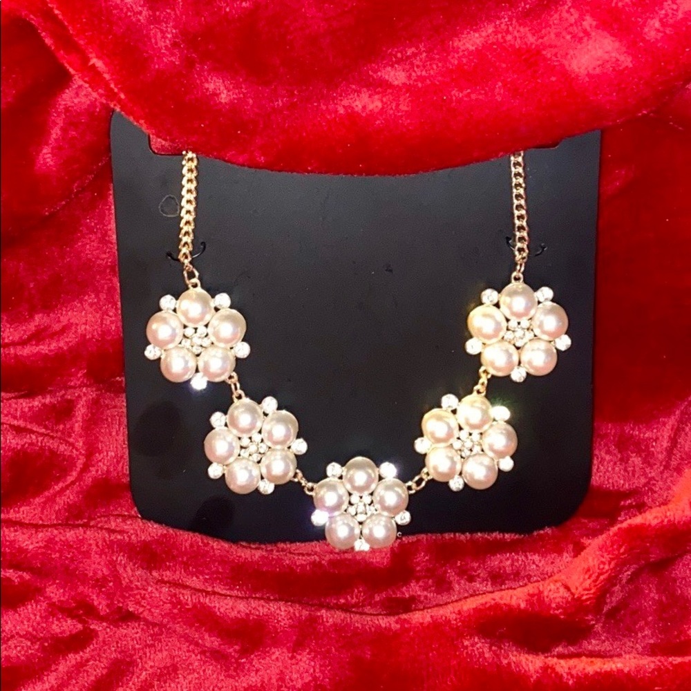 Charming Charlie‘s Pearl/Gold necklace